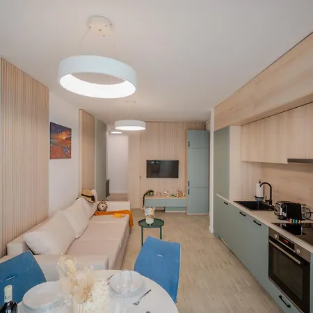 Mamaia Vice Seaview 2 Bedroom N Pool Apartment *