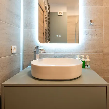 Mamaia Vice Seaview 2 Bedroom N Pool Apartment